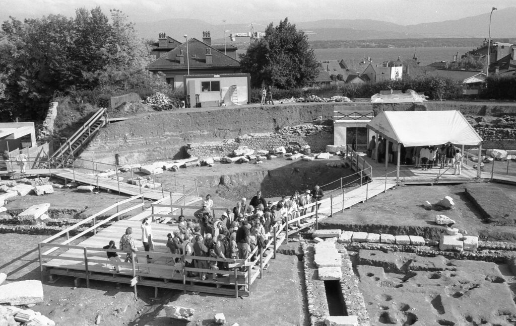 Visite de l'amphithéâtre, 1996 © Christophe Henny, Archeodunum